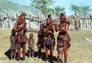 Himbafrauen und Kinder singen und tanzen